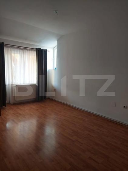Apartament cu 4 camere semidecomandat în 9 Mai