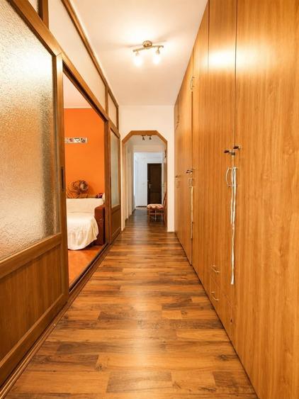Apartament cu 4 camere decomandat, mobilat în City Park Mall
