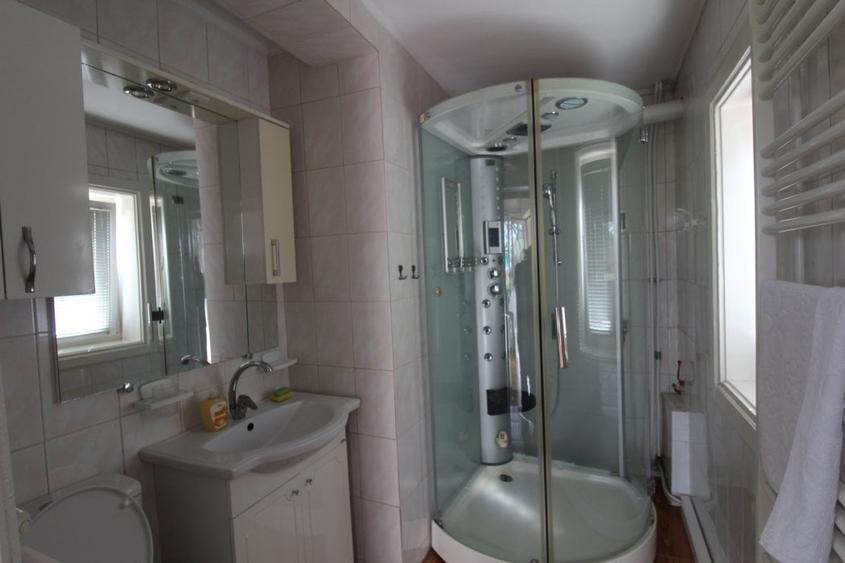 Casă cu 9 camere cu Garaj în Ciolpani