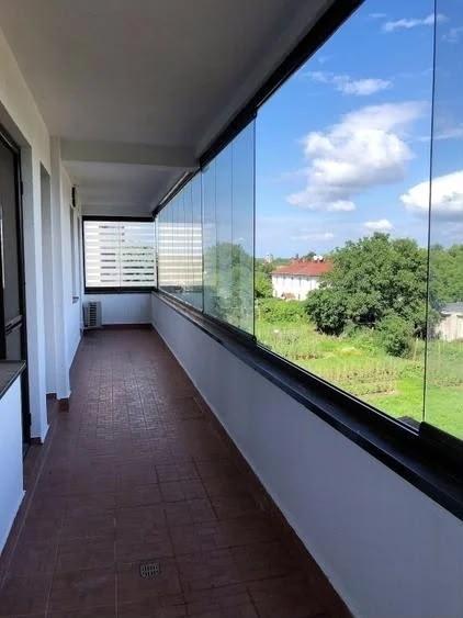 Apartament cu 4 camere semidecomandat, mobilat în Băneasa