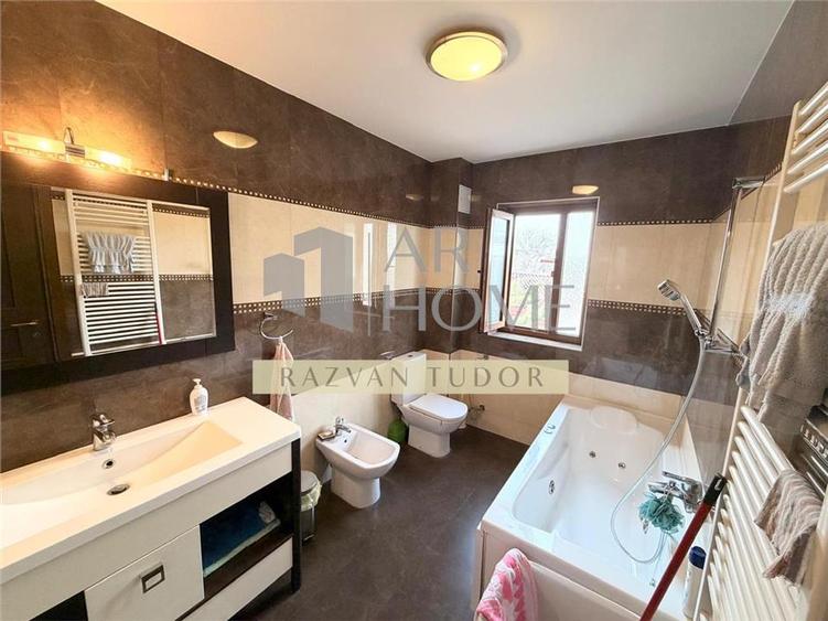 Casă individuală cu 6 camere cu Canalizare în Central
