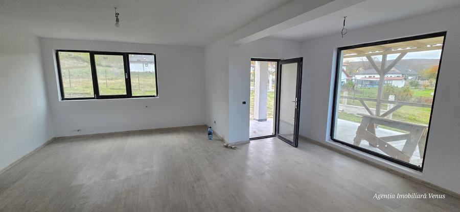 Casă individuală cu 5 camere cu Teren 1000 Mp în Central