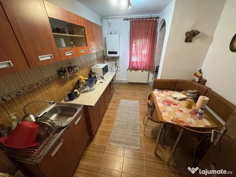 Apartament cu 4 camere decomandat în Central