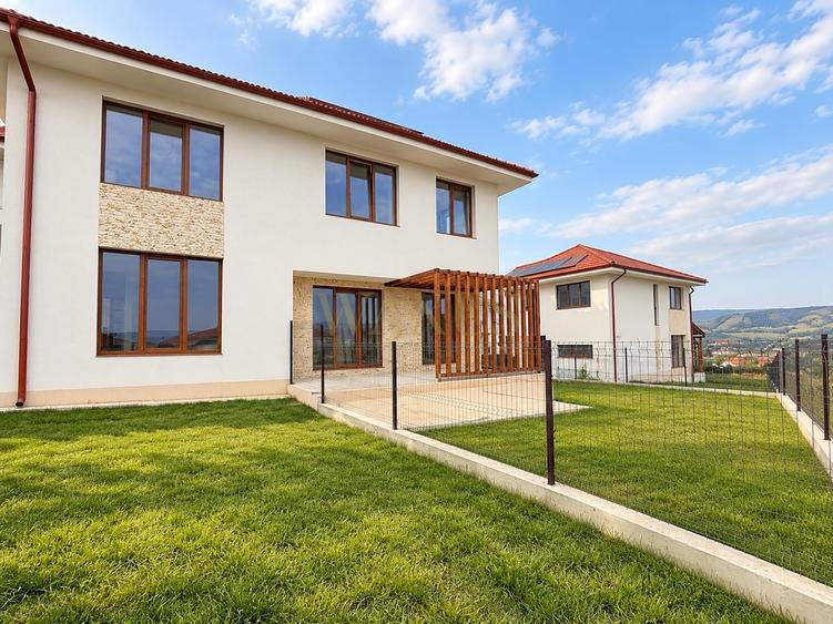 Duplex cu 4 camere cu Canalizare în Chinteni