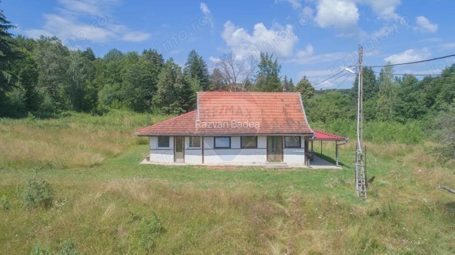 Casa de vacan?a la poalele Mun?ilor Fagara? | Teren 8.000 mp |