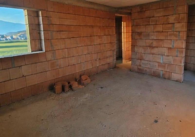 Casă individuală cu 4 camere cu Teren 500 Mp în Periferie