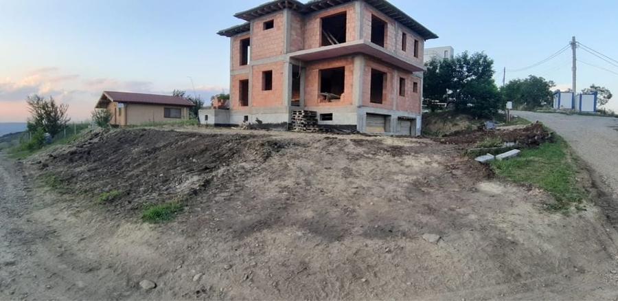 Casă cu 4 camere în Dezmir