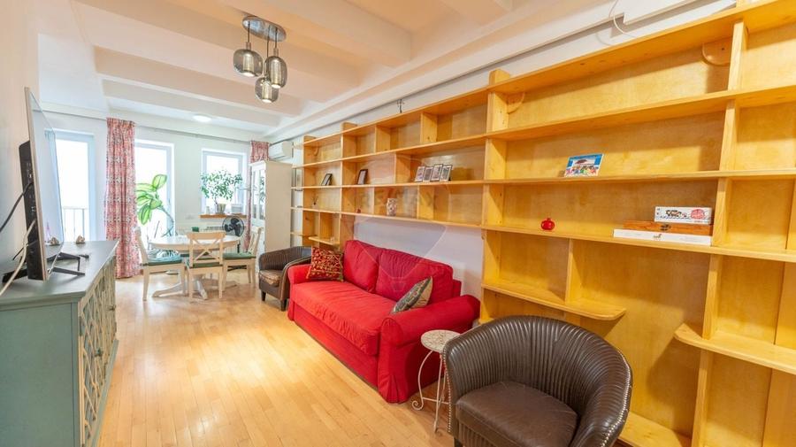 Apartament cu 3 camere semidecomandat, mobilat în Matei Voievod