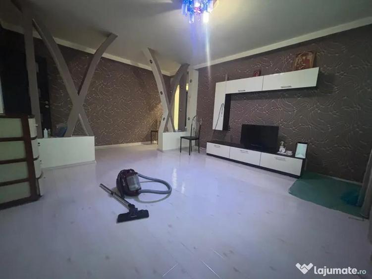 Apartament cu 3 camere semidecomandat în Drumul Taberei