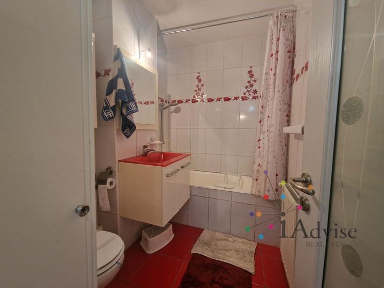 Apartament cu 3 camere decomandat în Tractorul
