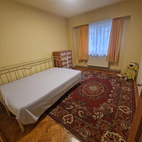 Apartament cu 4 camere decomandat în Soarelui