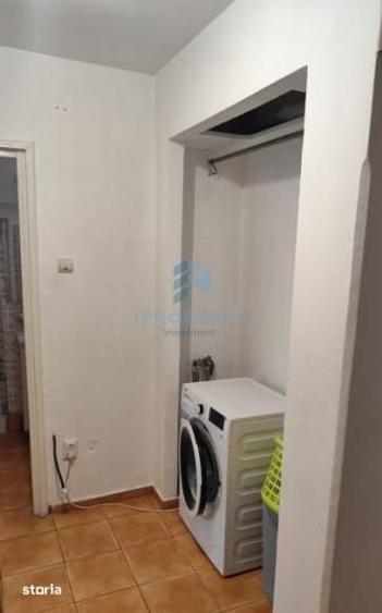 Apartament cu 3 camere semidecomandat în Tei
