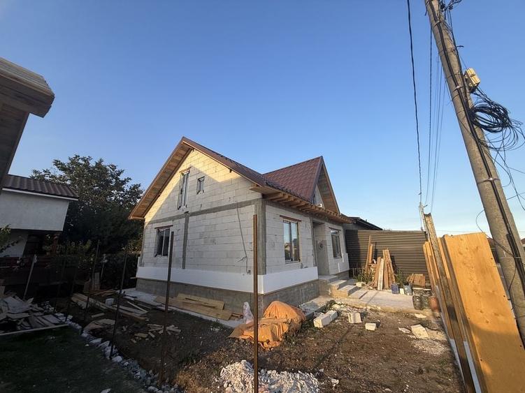 Casă cu 3 camere în Lumina
