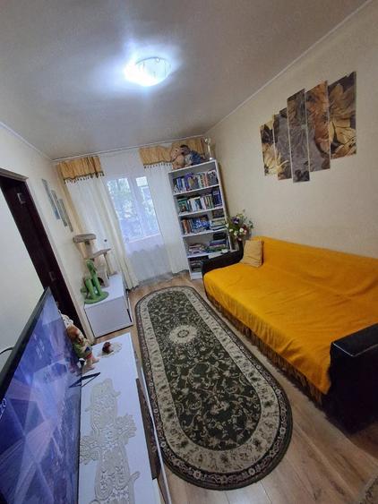 Apartament cu 3 camere semidecomandat în Obor