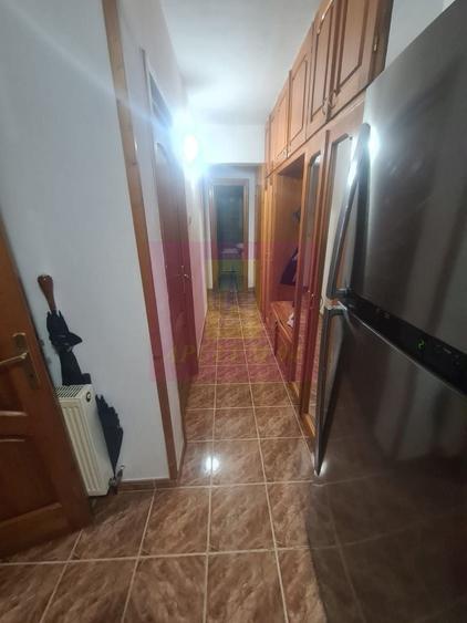 Apartament cu 3 camere decomandat în Cuza