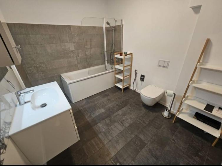 Apartament cu 4 camere decomandat, mobilat în Băneasa