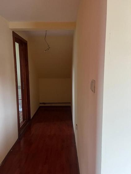 Casă individuală cu 7 camere cu Teren 400 Mp în Central