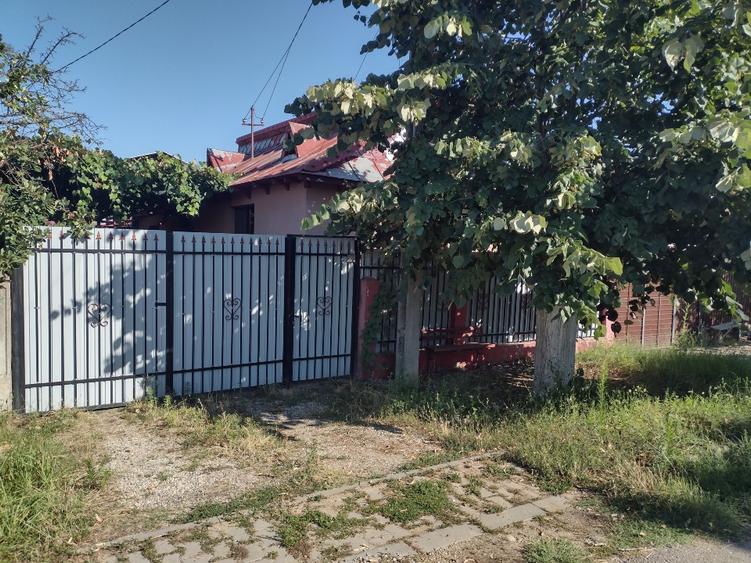 Casă individuală cu 5 camere cu Teren 1800 Mp în Teslui