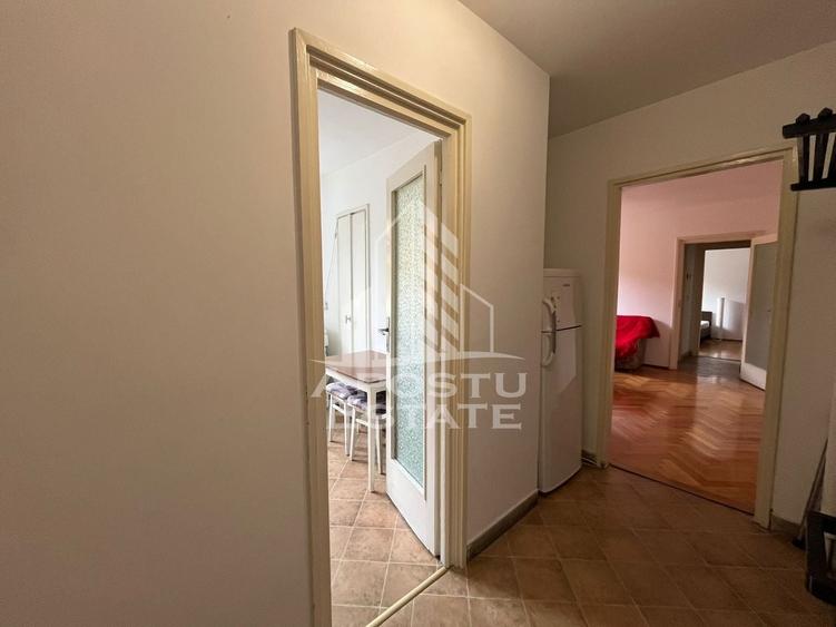 Apartament cu 3 camere semidecomandat, mobilat în Central