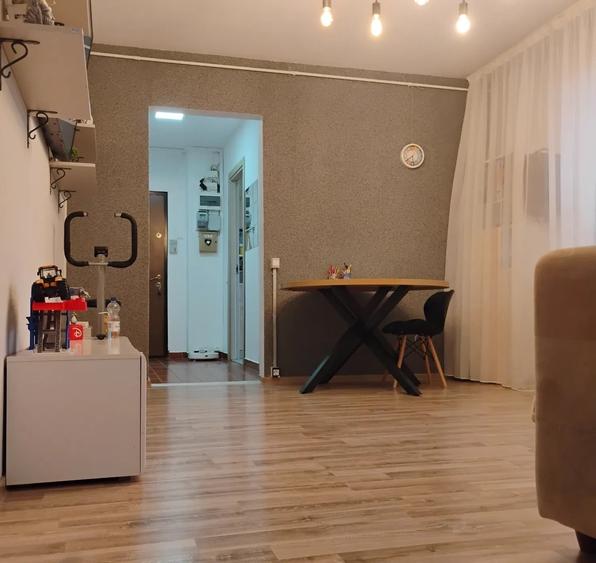 Apartament cu 3 camere semidecomandat în Brâncoveanu