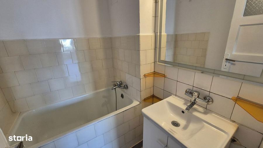 Apartament cu 3 camere decomandat în Romană