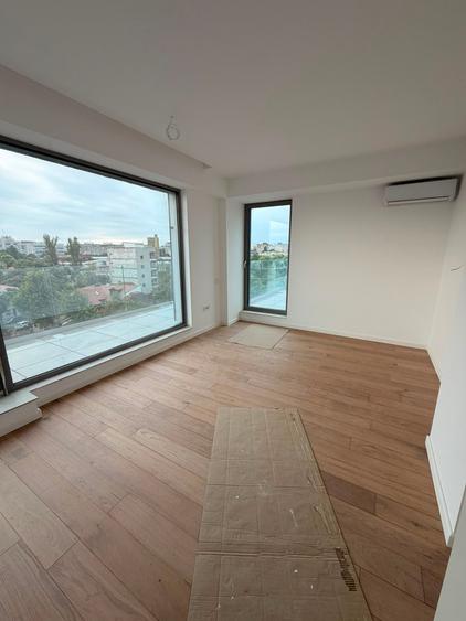 Penthouse cu 4 camere decomandat în Mihai Bravu