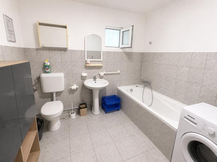 Apartament cu 3 camere decomandat, mobilat în Torontalului