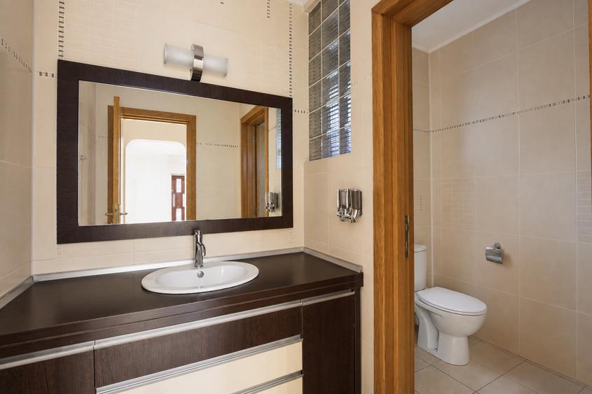 Casă individuală cu 7 camere cu Canalizare în Cioplea