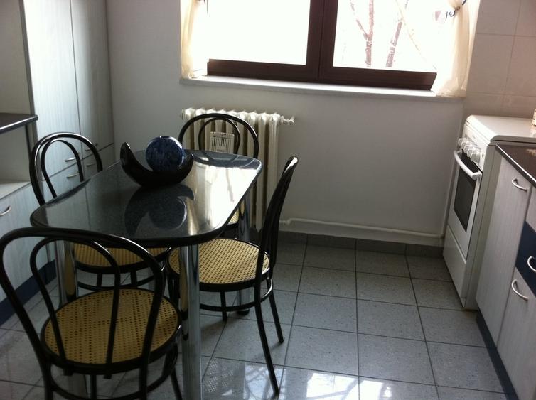 Apartament cu 3 camere semidecomandat în Crângași