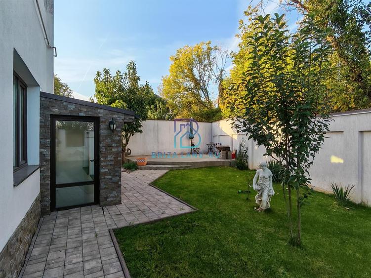 Casă individuală cu 8 camere cu Canalizare în Bucureștii Noi