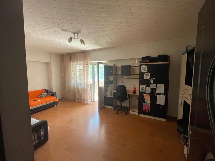 Apartament cu 3 camere decomandat în Nicolina