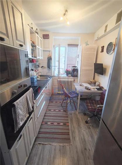 Apartament cu 2 camere semidecomandat în Filiași