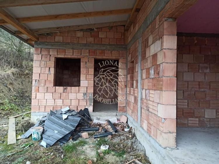 Casă individuală cu 6 camere cu Canalizare în Teaca