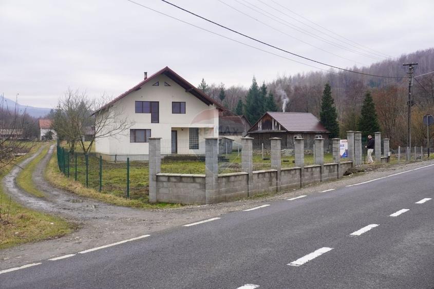 Casă cu 5 camere cu Teren 2688 Mp în Piatra