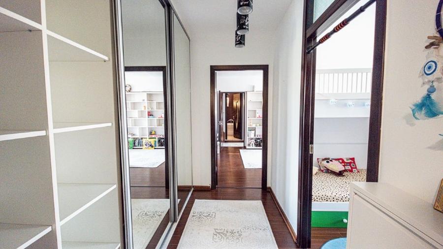 Apartament cu 3 camere semidecomandat, mobilat în Titan