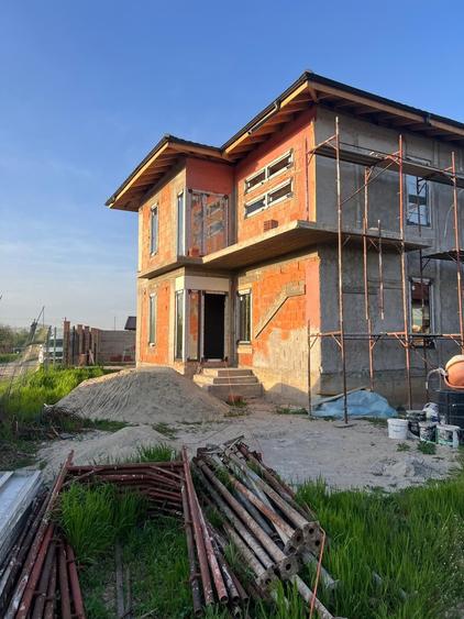 Casă individuală cu 4 camere cu Canalizare în Domnești