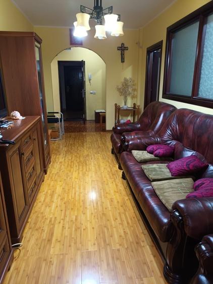 Apartament cu 3 camere semidecomandat în Basarab