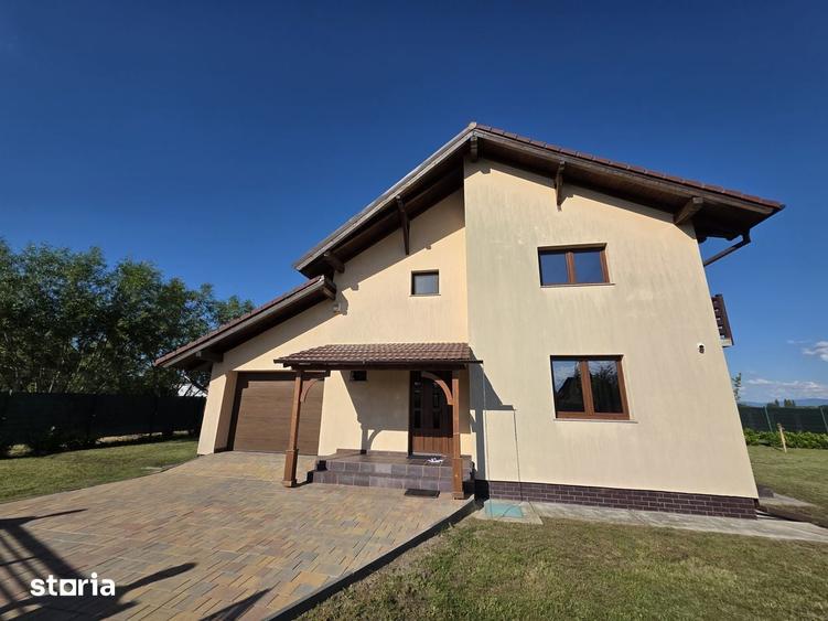 Casă cu 4 camere cu Teren 800 Mp în Stupini