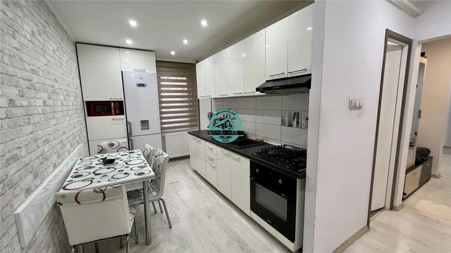Apartament cu 3 camere decomandat, mobilat în Cornișa