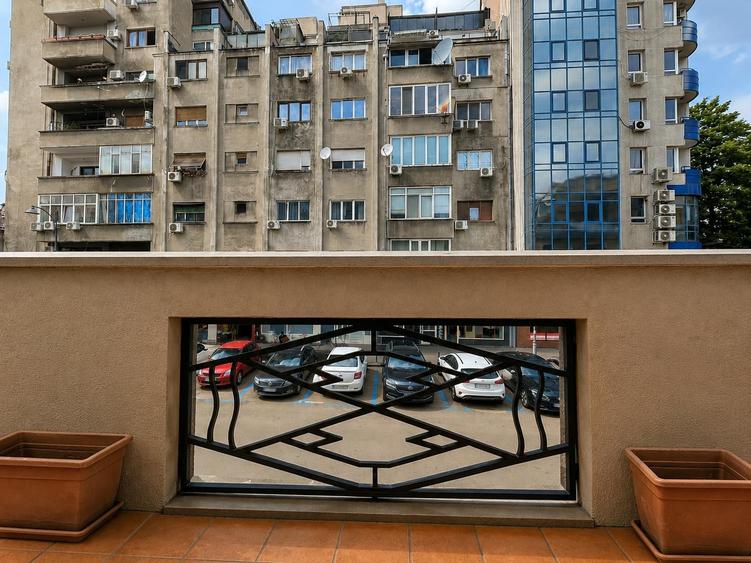 Apartament cu 4 camere semidecomandat în Universitate