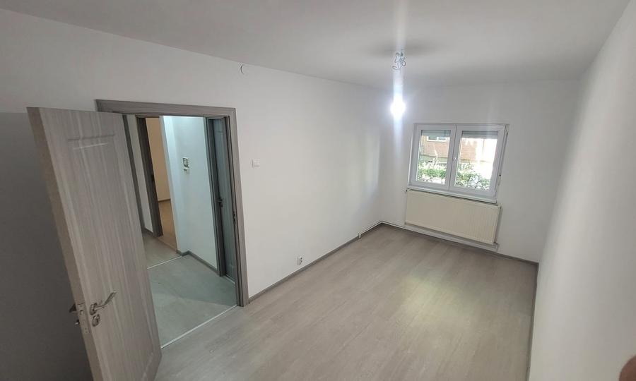 Apartament cu 3 camere decomandat, mobilat în Aradului