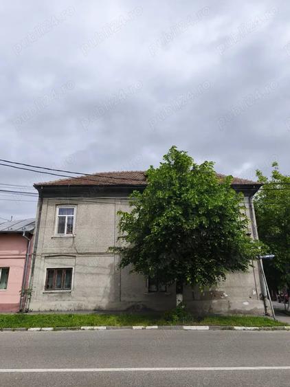 Casă cu 8 camere cu Teren 415 Mp în Drăgășani