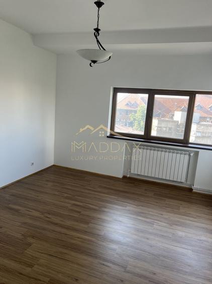 Apartament cu 4 camere decomandat în P-ța Romană