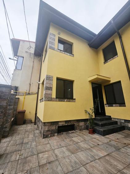 Casă individuală cu 6 camere cu Canalizare în Central
