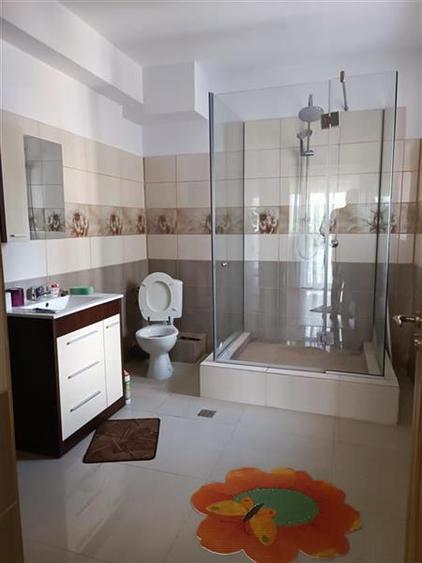 Casă individuală cu 7 camere cu Teren 287 Mp în Titan