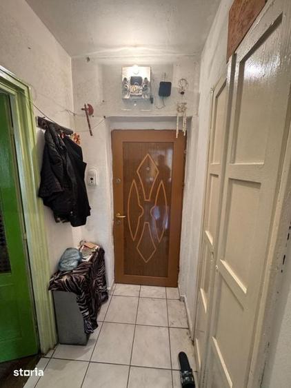 Apartament cu 3 camere semidecomandat în Craiovița Nouă