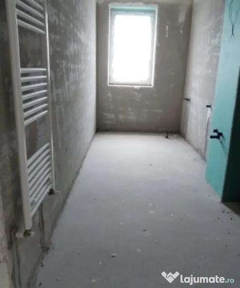 Apartament cu 2 camere semidecomandat în Chinteni