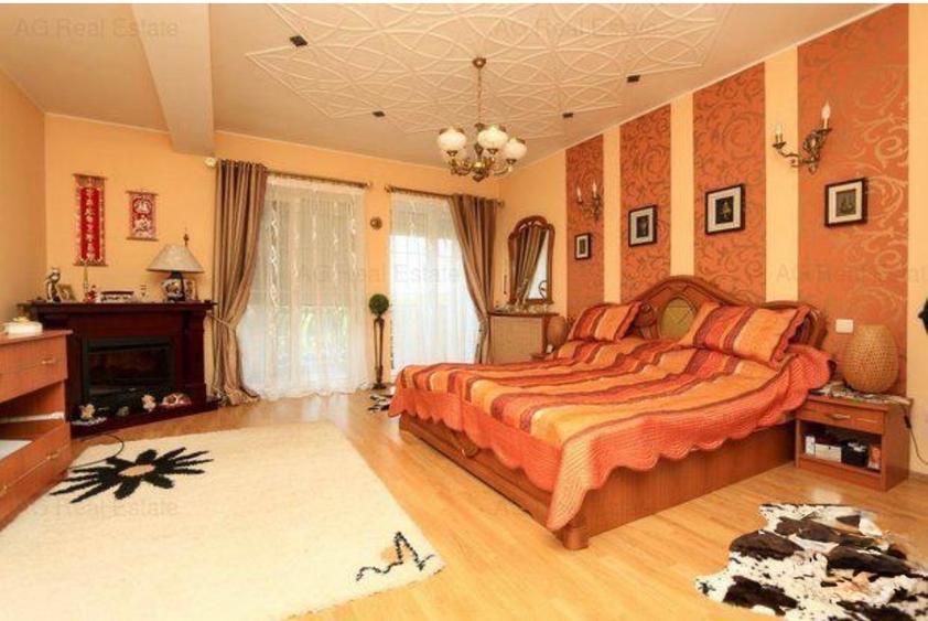 Casă cu 7 camere cu Teren 970 Mp în 1 Decembrie