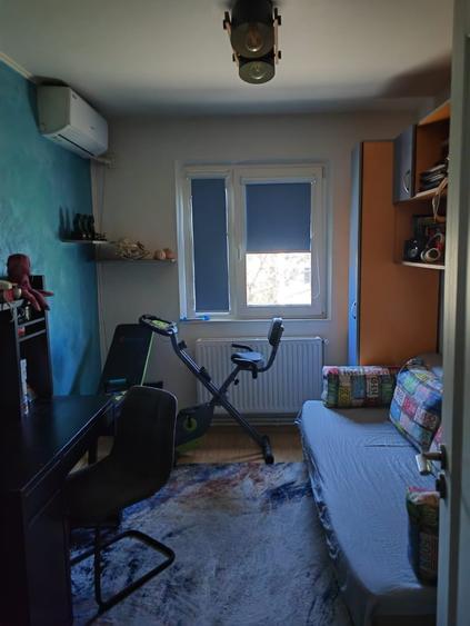 Apartament cu 3 camere semidecomandat, mobilat în Casa de Cultură