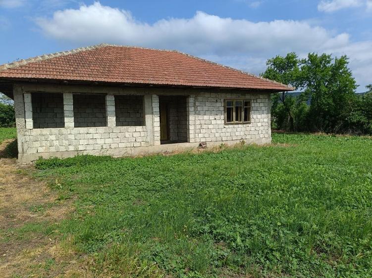Casă cu 4 camere în Crețești